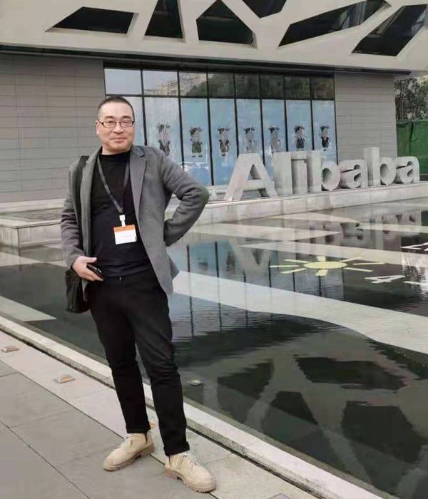 董西德，轻页工作室主理人